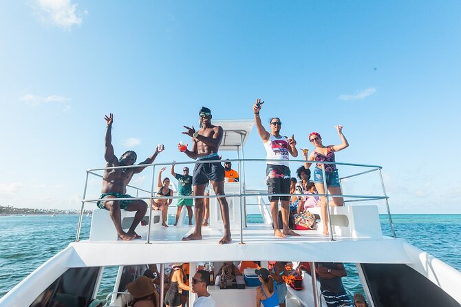 Ambiente y música en el catamarán al atardecer