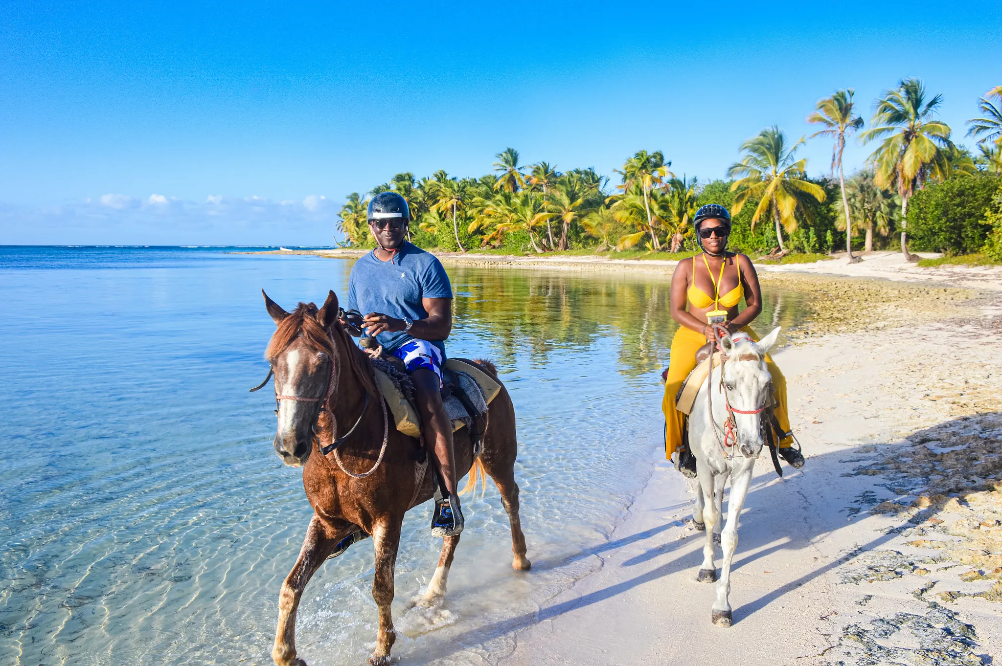 Vista en primera persona cabalgando por la playa de Punta Cana
