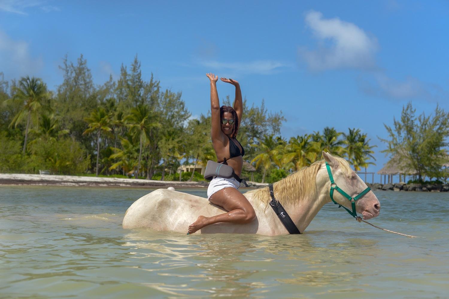 Cabalgata a caballo en la playa al atardecer en Punta Cana